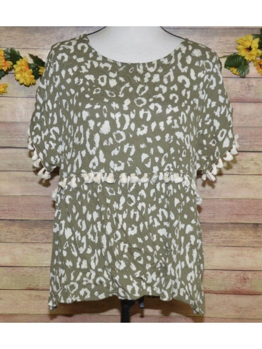 Andree By Unit Ladies M Leopard Print Olive Green & Cream Rayon Blouse Top Cute